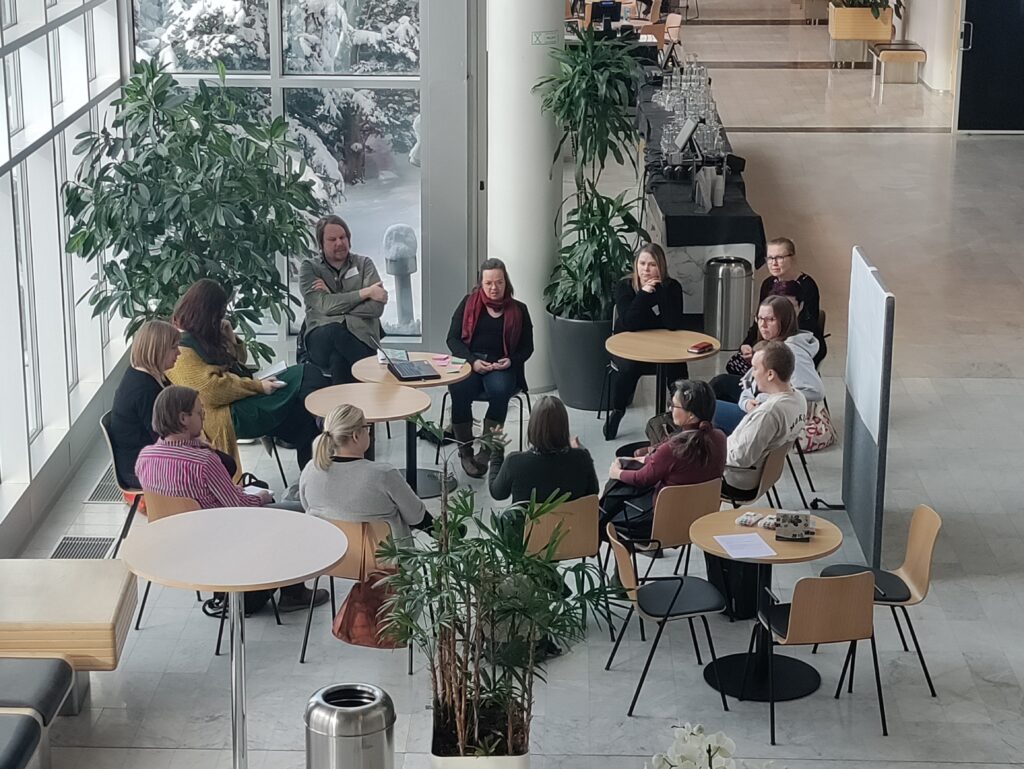 Kuvassa ihmisiä osallistumassa Pohjois-Pohjanmaan kulttuurifoorumin 2023 työpajaan Oulun musiikkikeskuksessa.