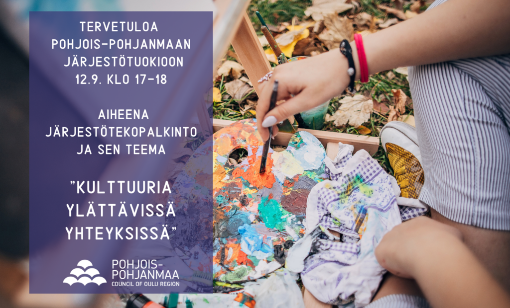 Violettisävyinen kuva, jossa syksyn lehtien päällä, maassa istuva henkilö ottaa siveltimellä väriä väripaletista.