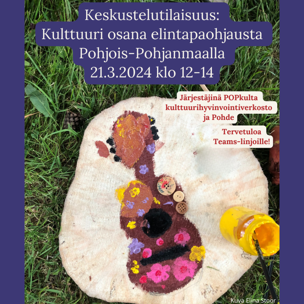 Kuvassa nurmella lepäävä puukiekolle maalattu värikäs kitara, jossa kukkakuvioita. 