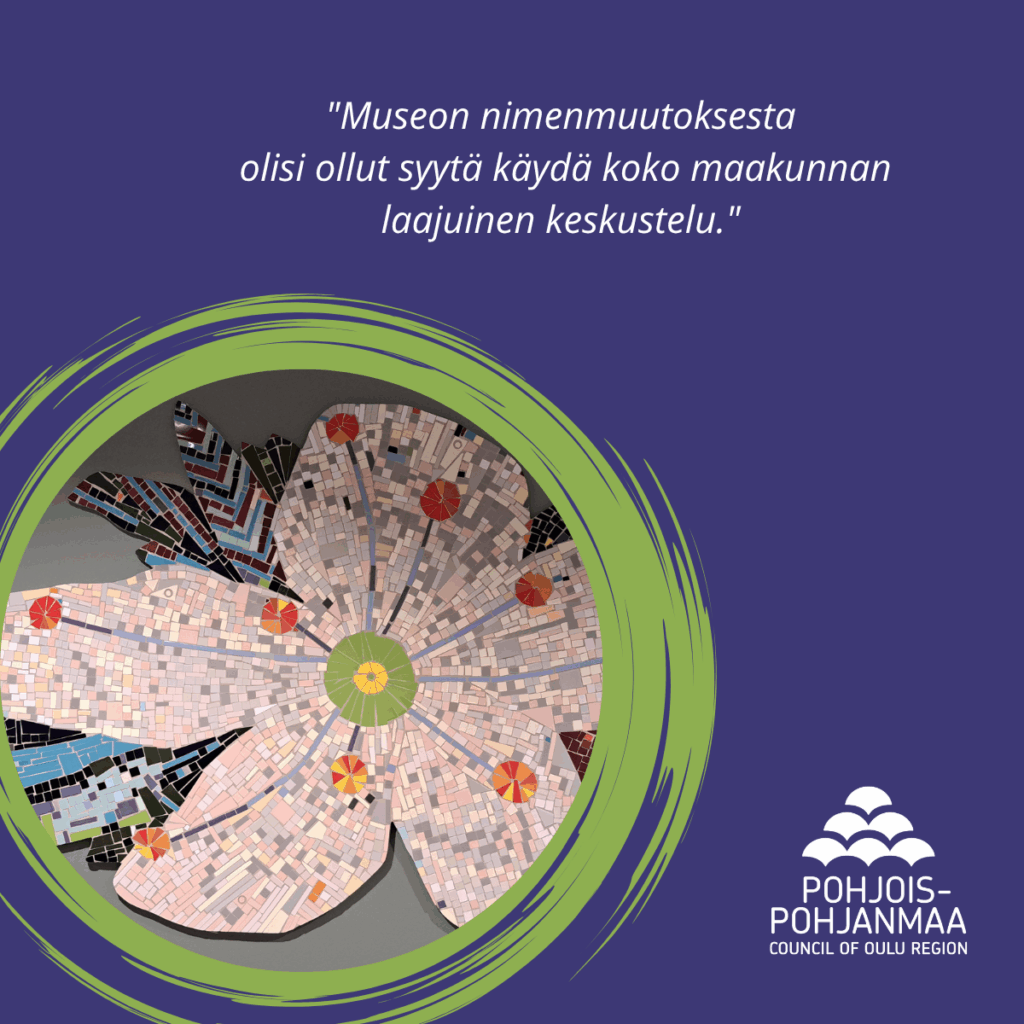 Vaaleanpunasävyinen su, mosaiikkitekniikalla tehty suopursun kukka, jonka rinnalla teksti "Museon nimenmuutoksesta olisi ollut syytä käydä koko maakunnan laajuinen keskustelu.".
