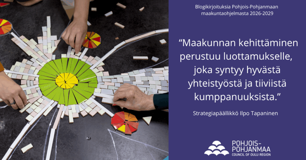 Kolmen ihmisen kädet kokoavat kukka mosaiikkiteosta. 